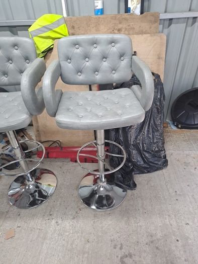 2 X High Stools