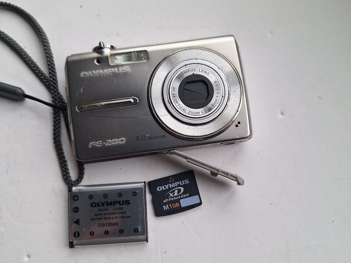 Olympus FE-230 8 megapixel digital camera