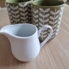 2 large mugs and 1 small milk jug