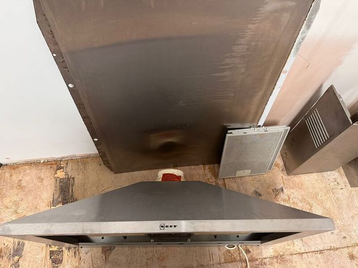 NEFF 90cm Chimney Cooker Hood Stainless Steel & Splashback