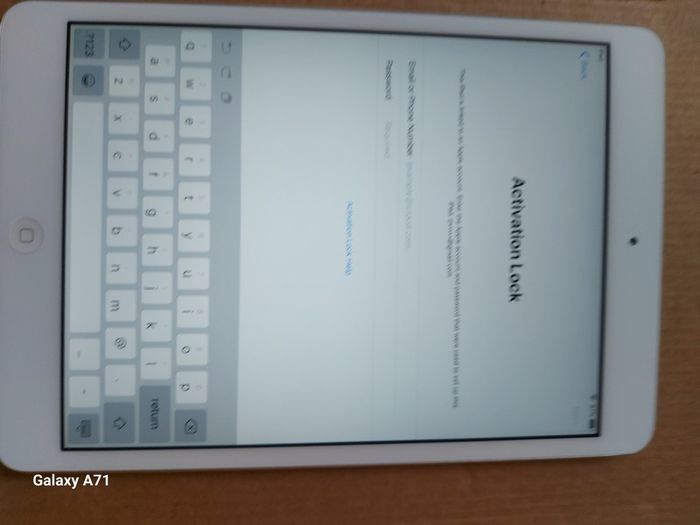 Apple Ipad Mini 2nd Generation 16GB Silver, Excellent cosmetic condition, Activation Locked, for parts or repair