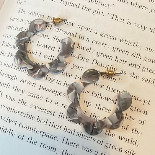 Gray Tortoiseshell Scalloped Hoop Earrings Acrylic Retro Style