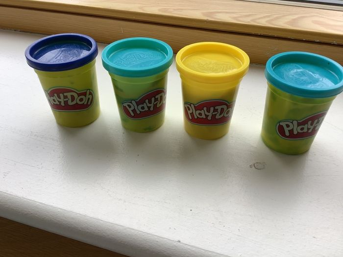 CRAYOLA - Mould-A-Saurus... With 10 moulds  & press !