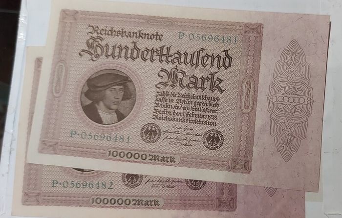 1923 German 100,000 mark consecutive pair in uncirculated condition
