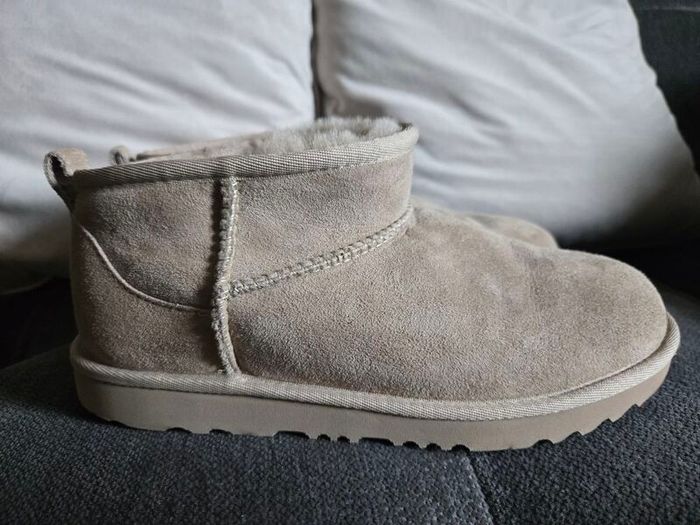 Uggs like new size 5