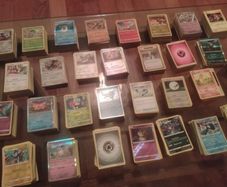 Lots of 100 Random Pokemon Cards