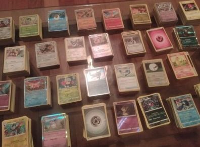 Lots of 100 Random Pokemon Cards