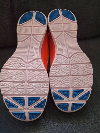 Ladies NIKE Trainers .. Size: 5 UK .. Like New ... Price Drop