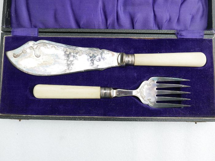 Vintage Boxed Silver Plated Set of Faux Bone Handled Fish Servers