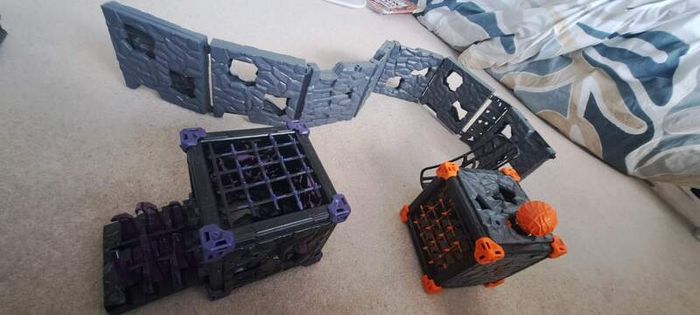 Toy Creatures Battle Cave Arena