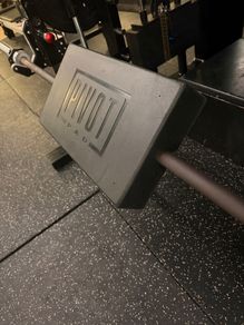 Hip thrust pivot pad