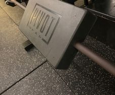 Hip thrust pivot pad