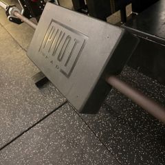Hip thrust pivot pad