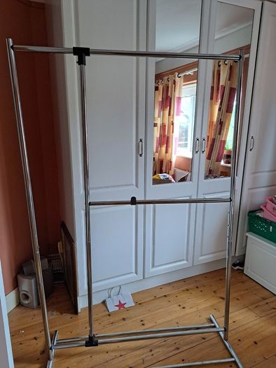 Clothes railing