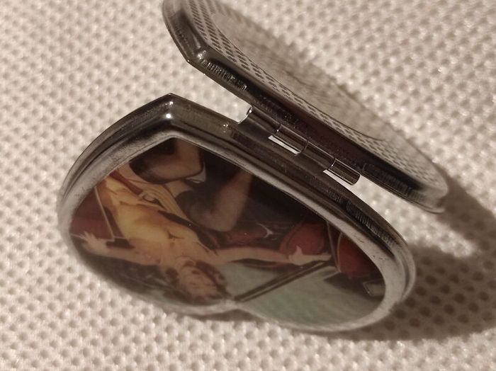 Compact mirror