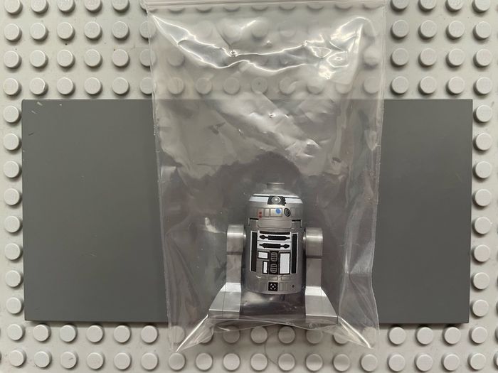 lego star wars sw0303 Astromech Droid minifigure, R2-Q2 (Small Red Dots)