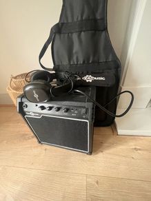 Full Bass Guitar Starter Kit .Amp, Headphones, Bag and Accessories