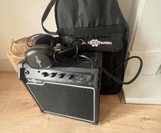 Full Bass Guitar Starter Kit .Amp, Headphones, Bag and Accessories