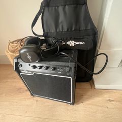 Full Bass Guitar Starter Kit .Amp, Headphones, Bag and Accessories