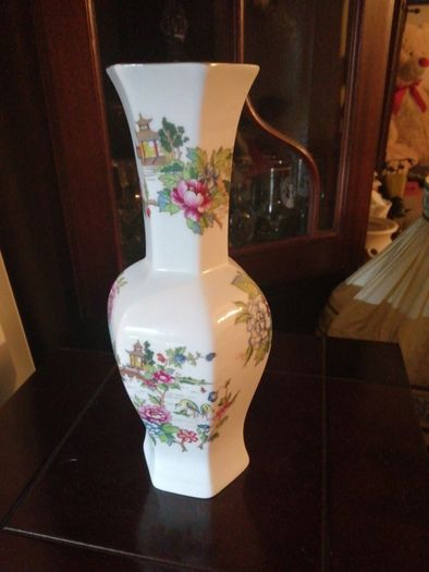 Crown porcelain vase