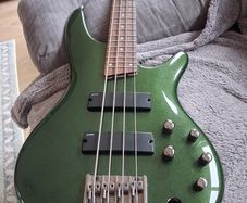 Ibanez bass SR300