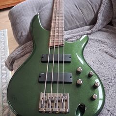 Ibanez bass SR300