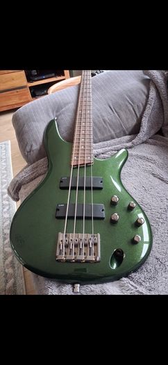 Ibanez bass SR300