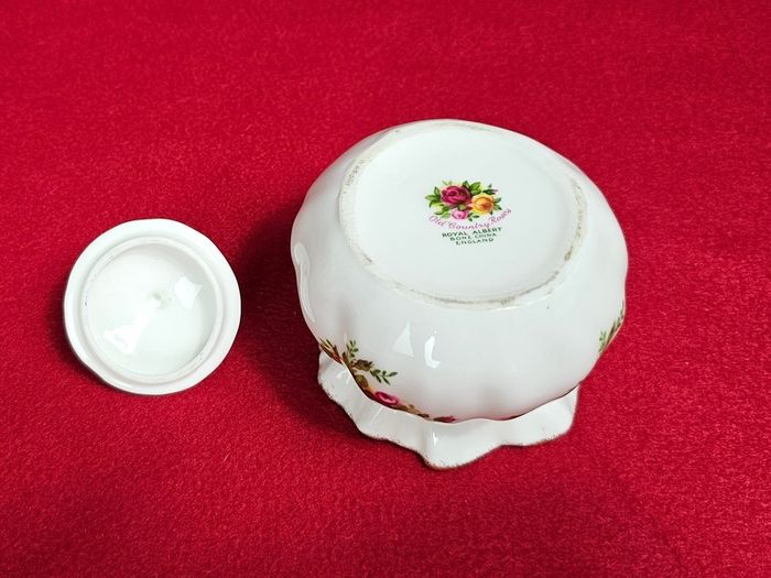 Royal Albert Old Country Roses Dorothy pot