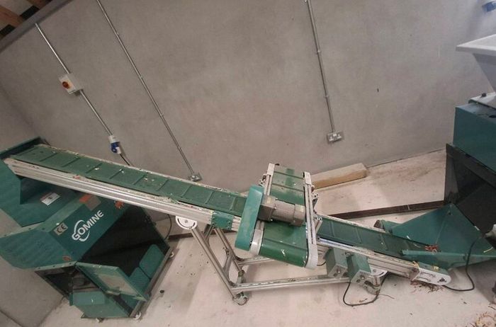Cable shredder conveyor and granulator