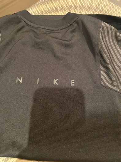 Boys black Nike tops