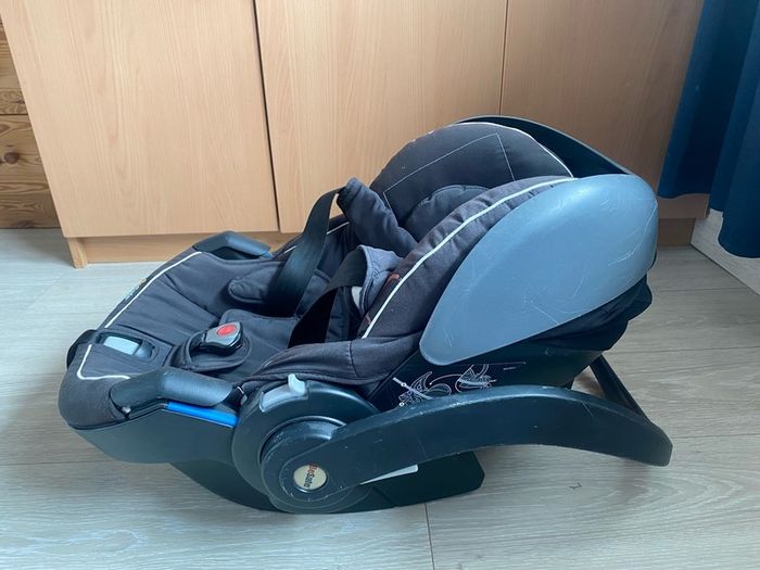BeSafe baby car seat with isofix base