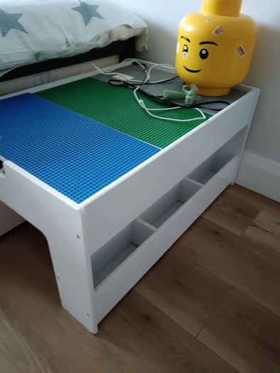 lego table and lego included