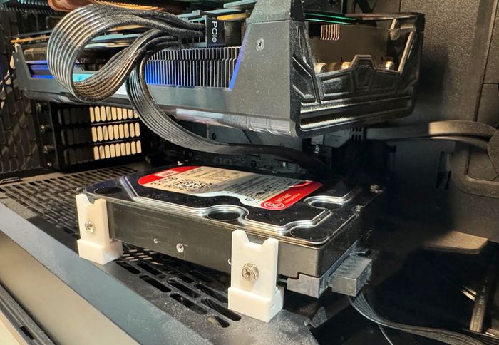 3.5" and 2.5" HDD and SSD stacking