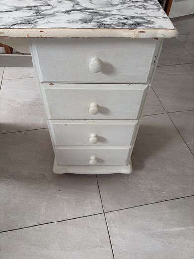 Free dressing table