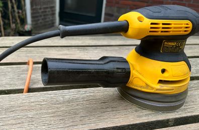 Adapter DeWalt orbital sander and a shop-vac hose