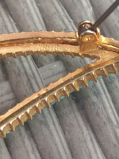 Stamped A595 1950s vintage brooch, no damage. D18 POST 3e