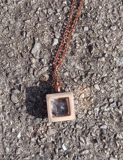 Vintage jewelry is sold individually for 5 to 10 euros