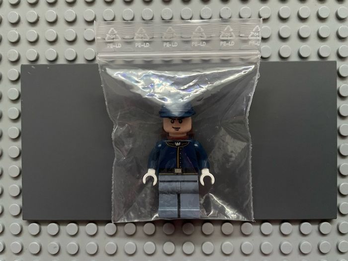 lego Lone Ranger tlr019 Cavalry Soldier minifigure - Backpack, Black Eyebrows, Crooked Smile