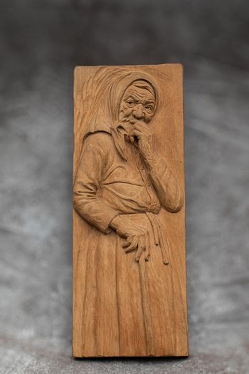 Sculptures, portraits made of wood.
