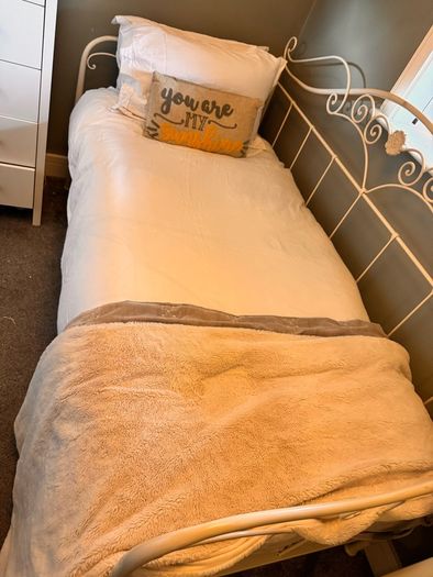 Gorgeous Laura Ashley day bed with trundle bed
