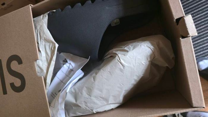 Yeezy Slides Adult sizes, 2 models