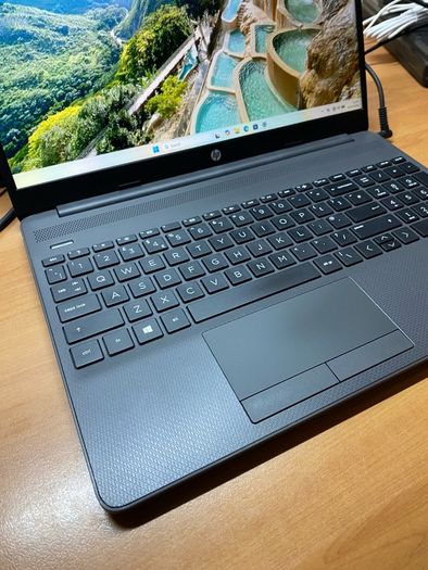HP Laptop Ryzen 5  8/256 windows 11