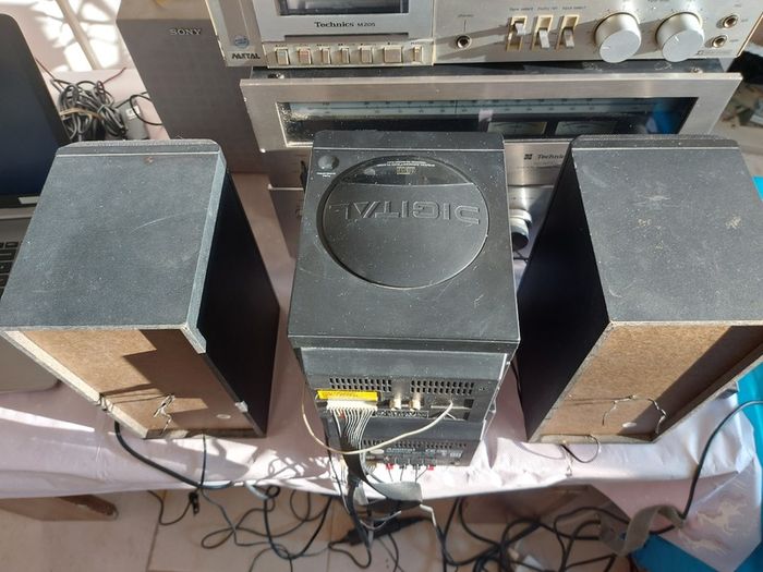 Amstrad Digital Mini HiFi Music System, Model. Micro 1000, Radio, Tape, CD and AUX, all in working order and in very good condition