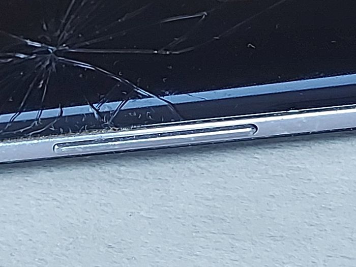 Samsung Galaxy S8 (SM-G950F), for parts or repair, not powering on
