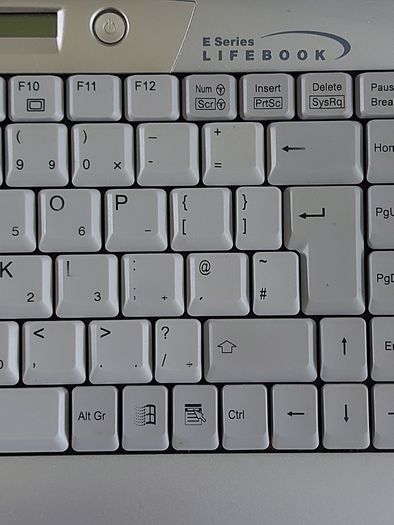 Rare Vintage Fujitsu Siemens Lifebook, E Series, FPC07048B Part number CP127259, Running Windows 2000 Professional, uses 3.5 floppy disk, 20GB HDD, amd all the connecting Ports from 30 years ago Era