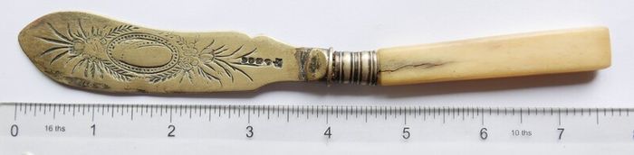 Vintage Sheffield butter or fish knives, two knives have white mother-of-pearl handles