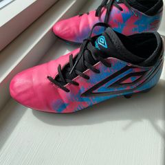 Kids Girls Umbro Football Boots Size UK 2 EU 34