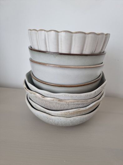Ceramic small bowls.