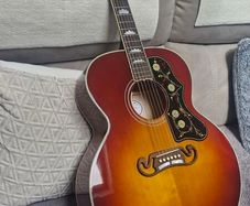 gibson sj200 , gibson les paul , fender stratocaster