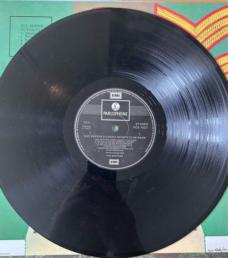 The Beatles : Sgt Pepper's / original 1967 pressing with cutouts